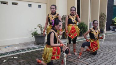 Putra Budaya Stüdyosu 'ndan bir grup dansçı 23 Ocak 2020' de Suwedang kılıç dansı, Batang Endonezya,