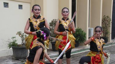 Putra Budaya Stüdyosu 'ndan bir grup dansçı 23 Ocak 2020' de Suwedang kılıç dansı, Batang Endonezya,