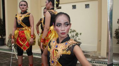 Putra Budaya Stüdyosu 'ndan bir grup dansçı 23 Ocak 2020' de Suwedang kılıç dansı, Batang Endonezya,