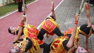 Putra Budaya Stüdyosu 'ndan bir grup dansçı 23 Ocak 2020' de Suwedang kılıç dansı, Batang Endonezya,