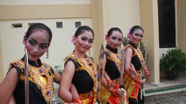 Putra Budaya Stüdyosu 'ndan bir grup dansçı 23 Ocak 2020' de Suwedang kılıç dansı, Batang Endonezya,