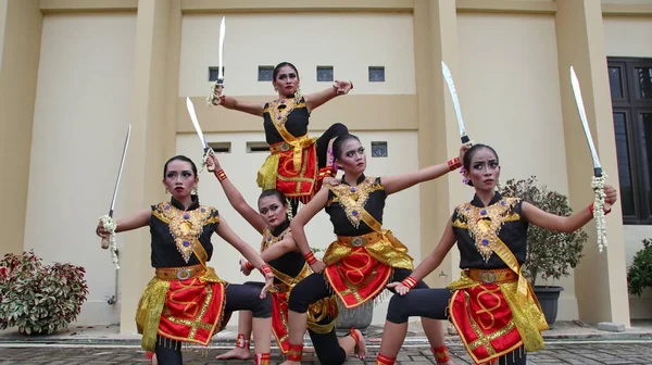プトラ ブダヤ スタジオのダンサーのグループが 2020年1月23日にインドネシア バタン島で開催されるスウェーデンの剣の戦士ダンスを練習しています — ストック写真