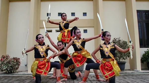 Group Dancers Putra Budaya Studio Practicing Suwedang Sword Warrior Dance — Stock Photo, Image