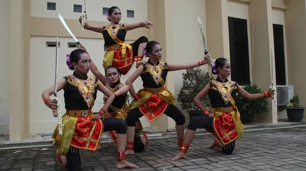 Egy Csapat Táncos Putra Budaya Stúdióból Gyakorolja Suwedang Kardharcos Táncot — Stock Fotó