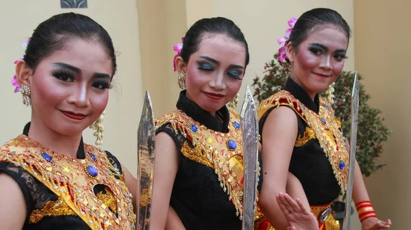 Group Dancers Putra Budaya Studio Practicing Suwedang Sword Warrior Dance — 스톡 사진