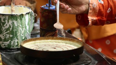 Geleneksel abur cubur satıcısı, eski moda bir pazarda, plastik ambalaj kullanmadan, tamamen doğal, Batang Endonezya
