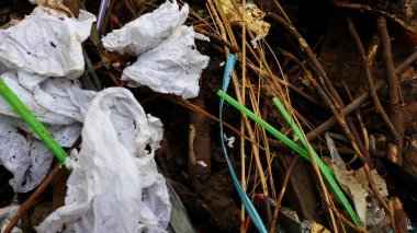  Kağıt atığı ve toprağı kirleten plastik kamış..