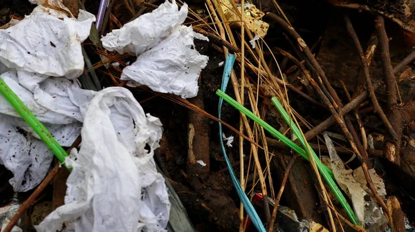 Residuos de papel tisú y paja plástica que contamina el suelo . — Foto de Stock