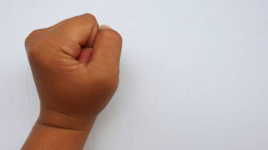 Sol el, bir sembol ve beyaz arkaplan anlamında çekilmiş, odak noktasında değil. bulanık