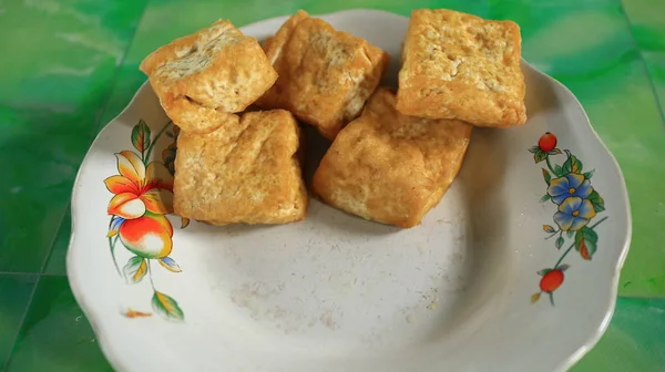 Imagen Borrosa Fuera Enfoque Tofu Frito Una Placa Blanca Fotografiada —  Fotos de Stock