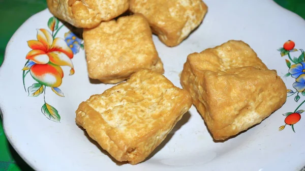 Imagen Borrosa Fuera Enfoque Tofu Frito Una Placa Blanca Fotografiada — Foto de Stock