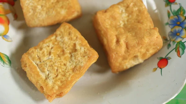 Unscharfes Bild Unscharf Gebratener Tofu Auf Weißem Teller Mit Selektivem — Stockfoto