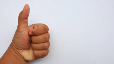 Sol el, bir sembol ve beyaz arkaplan anlamında çekilmiş, odak noktasında değil. bulanık