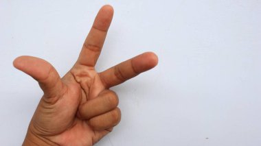 Sol el, bir sembol ve beyaz arkaplan anlamında çekilmiş, odak noktasında değil. bulanık