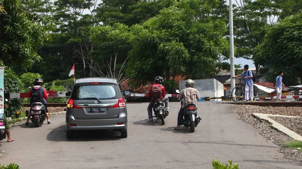 Attività Dei Cittadini Guidando Motociclette Auto Attraverso Passaggio Ferroviario Pekalongan — Foto Stock