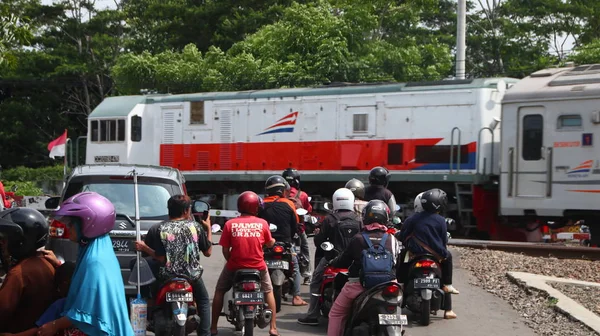 Actividades Dos Cidadãos Através Condução Motociclos Automóveis Através Travessia Ferroviária — Fotografia de Stock