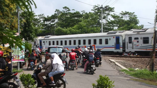 Medborgaraktiviteter Genom Att Köra Motorcyklar Och Bilar Över Järnvägsövergången Pekalongan — Stockfoto