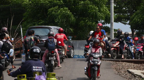 Attività Dei Cittadini Guidando Motociclette Auto Attraverso Passaggio Ferroviario Pekalongan — Foto Stock