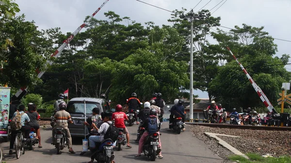 Pekalongan Endonezya Demiryolu Geçidinde Motosiklet Araba Sürerek Vatandaşlık Faaliyetleri — Stok fotoğraf