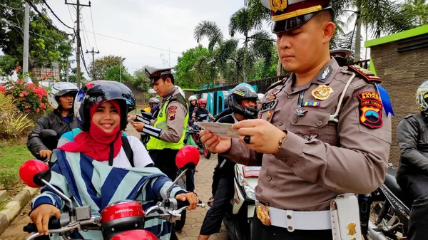 バタン インドネシア 2019年5月20日交通警察のオートバイの検査と違反行為のチケット発行時 — ストック写真