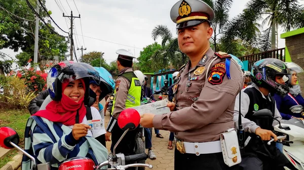 Miembro Policía Tráfico Inspeccionar Motociclistas Multas Violando Regulaciones Batang Indonesia —  Fotos de Stock