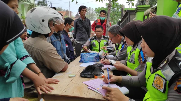 Miembro Policía Tráfico Inspeccionar Motociclistas Multas Violando Regulaciones Batang Indonesia —  Fotos de Stock