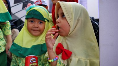 27 Şubat 2020 'de Semarang, Endonezya' da birlikte yemek yerken anaokulu çocukları