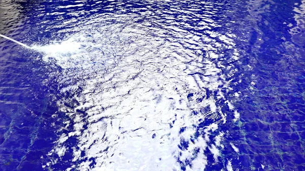 Yüzme Anketi Suyunun Arka Planında Dalgalanma Güneş Bir Yüzeye Yansıyor — Stok fotoğraf