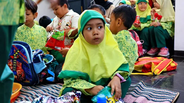 2020年2月27日インドネシアのスマランで一緒に食べる幼稚園の子供たち — ストック写真