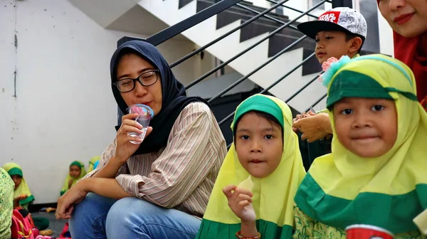 Kindergartenkinder Beim Gemeinsamen Essen Semarang Indonesien Februar 2020 — Stockfoto