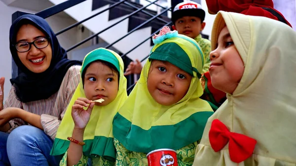Niños Del Jardín Infantes Cuando Comen Juntos Semarang Indonesia Febrero —  Fotos de Stock