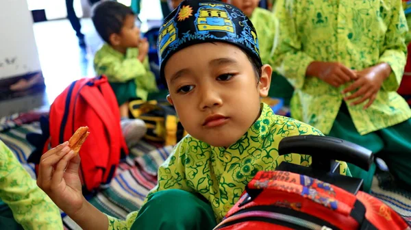 Kindergartenkinder Beim Gemeinsamen Essen Semarang Indonesien Februar 2020 — Stockfoto