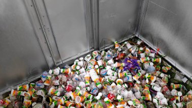 Pekalongan Endonezya, 1 Mart 2020 'de yeniden işlemek için içecek ambalajı plastiği toplama aracı