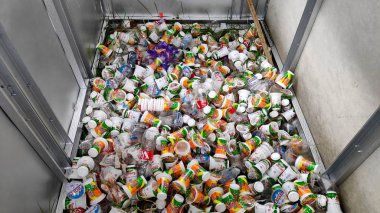 Pekalongan Endonezya, 1 Mart 2020 'de yeniden işlemek için içecek ambalajı plastiği toplama aracı