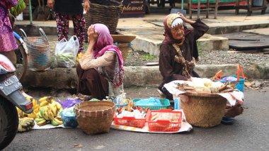 Pekalongan, Central Java Endonezya, 1 Mart 2020 'de satılan çeşitli tür tüccar ve mallarla dolu şehrin acil sabah pazarı atmosferi.