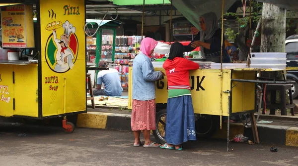 市内の即時の朝の市場の雰囲気 販売商人や商品の様々な種類がいっぱいです Pekalongan 中央ジャワインドネシア 3月1 2020 — ストック写真