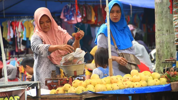 Ambiente Mercado Matutino Inmediato Ciudad Que Está Llena Varios Tipos —  Fotos de Stock