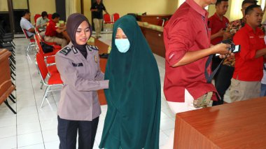 Karakolda sorgulanan kadın failler, seçici odaklanma, fotoğraf sesi, bulanıklık ve biraz titreme ile, Pekalongan Endonezya 5 Şubat 2020