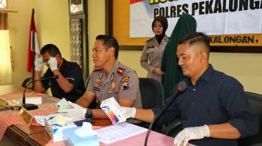 Karakolda sorgulanan kadın failler, seçici odaklanma, fotoğraf sesi, bulanıklık ve biraz titreme ile, Pekalongan Endonezya 5 Şubat 2020