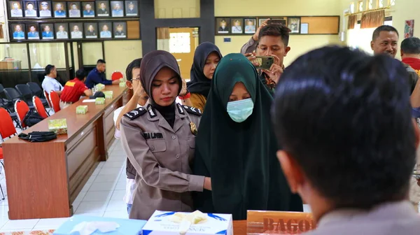 Pelaku Kejahatan Perempuan Ketika Ditanya Kantor Polisi Dengan Fokus Selektif — Stok Foto