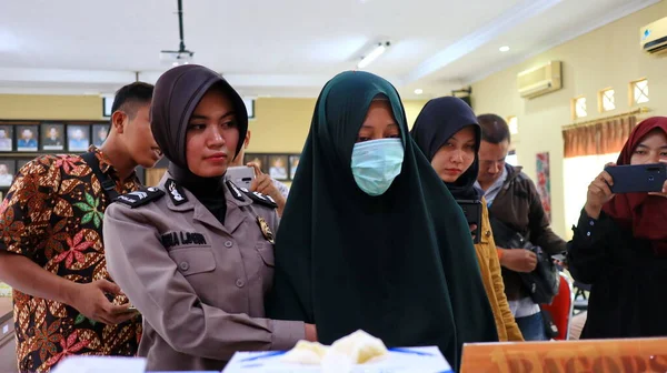 印度尼西亚Pekalongan 2020年2月5日 在警察局被问及犯罪的妇女罪犯时 有选择地聚焦 拍照噪音 模糊和微微摇晃 — 图库照片