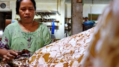 Batik 'in, Pekalongan' ın, Endonezya 'nın üzerine 7 Mart 2020' de çarparak konserve ve malam kullanarak beyaz kumaş üretme, yaratma ve tasarlama etkinliği