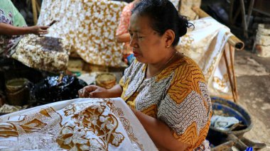 Batik 'in, Pekalongan' ın, Endonezya 'nın üzerine 7 Mart 2020' de çarparak konserve ve malam kullanarak beyaz kumaş üretme, yaratma ve tasarlama etkinliği