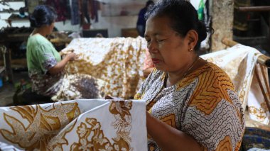 Batik 'in, Pekalongan' ın, Endonezya 'nın üzerine 7 Mart 2020' de çarparak konserve ve malam kullanarak beyaz kumaş üretme, yaratma ve tasarlama etkinliği