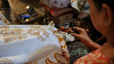  Batik 'in, Pekalongan' ın, Endonezya 'nın üzerine 7 Mart 2020' de çarparak konserve ve malam kullanarak beyaz kumaş üretme, yaratma ve tasarlama etkinliği