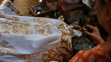  Batik 'in, Pekalongan' ın, Endonezya 'nın üzerine 7 Mart 2020' de çarparak konserve ve malam kullanarak beyaz kumaş üretme, yaratma ve tasarlama etkinliği