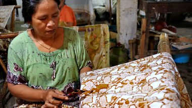Batik 'in, Pekalongan' ın, Endonezya 'nın üzerine 7 Mart 2020' de çarparak konserve ve malam kullanarak beyaz kumaş üretme, yaratma ve tasarlama etkinliği
