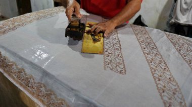  Batik 'in, Pekalongan' ın, Endonezya 'nın üzerine 7 Mart 2020' de çarparak konserve ve malam kullanarak beyaz kumaş üretme, yaratma ve tasarlama etkinliği