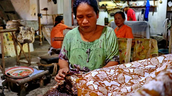 Batik 'in, Pekalongan' ın, Endonezya 'nın üzerine 7 Mart 2020' de çarparak konserve ve malam kullanarak beyaz kumaş üretme, yaratma ve tasarlama etkinliği