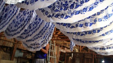  Batik 'in, Pekalongan' ın, Endonezya 'nın üzerine 7 Mart 2020' de çarparak konserve ve malam kullanarak beyaz kumaş üretme, yaratma ve tasarlama etkinliği